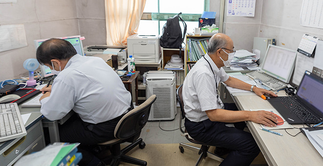 医療情報管理室職員の作業風景写真