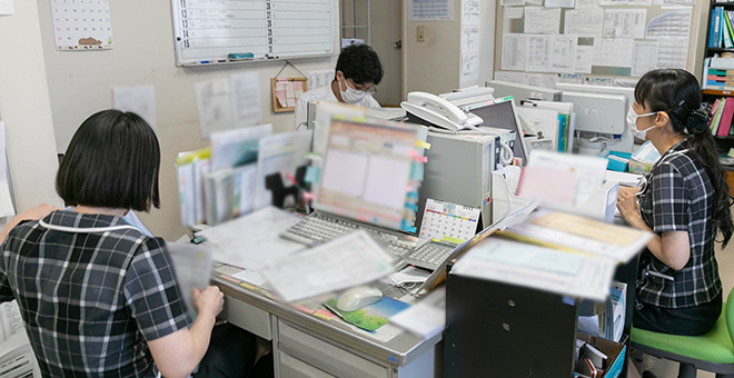 医事課職員の作業風景写真