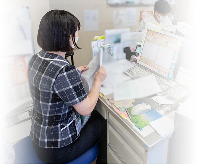 事務作業をおこなう事務員